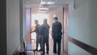 в суде