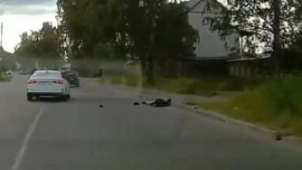 Лежащий на дороге человек