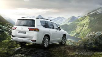 Внедорожник Toyota Land Cruiser на фоне горного пейзажа.