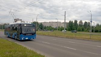 Троллейбус в городе