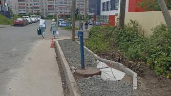 колонка на тротуаре