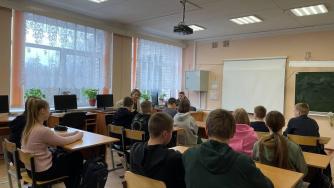 ученики на уроке мужества