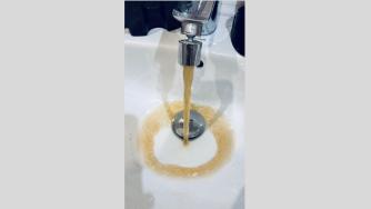 ржавая вода течет из крана