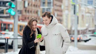 пара смотрит в телефон