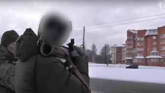 человек целится