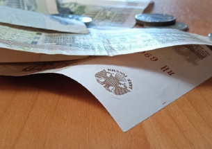 деньги на столе