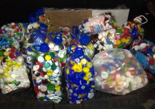 Собирают пластиковые крышки