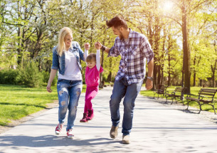 семья гуляет в парке