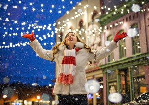 девушка под новогодними гирляндами