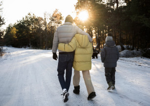 родители гуляют с ребенком