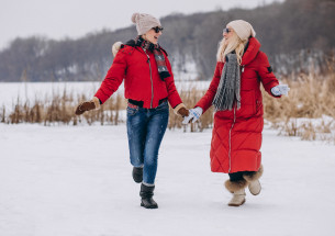 две девушки гуляют зимой