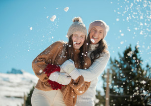 две женщины веселятся зимой