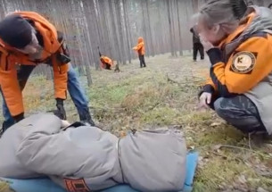Спасатели проводят учения в лесу
