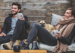 молодые люди с собакой