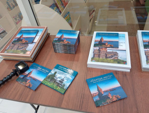 книги на столе