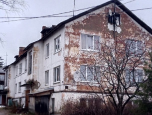 дом с облезшей краской