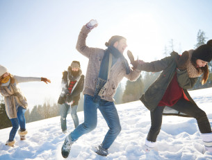 молодежь играет в снежки