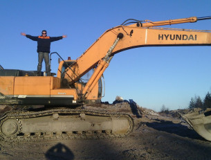 человек на экскаваторе