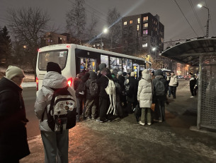 Школьники на остановке