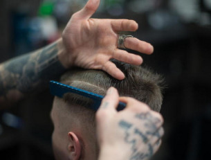 мужчина в парикмахерской