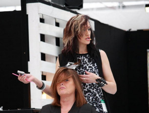 женщина в парикмахерской