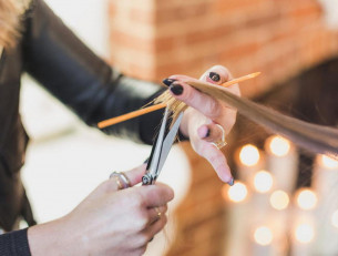 стрижка волос в парикмахерской