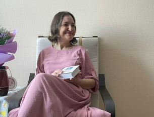 женщина сидит в кресле