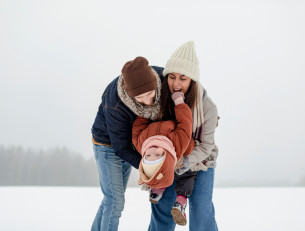 семья с ребёнком гуляет зимой