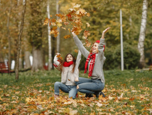 женщина с дочкой в осеннем парке
