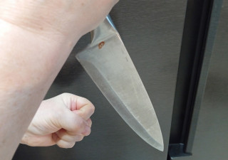 нож в женской руке