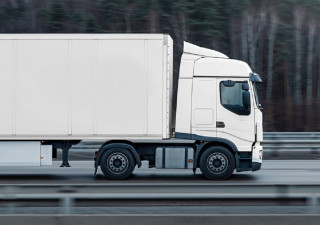 Грузовик на дороге