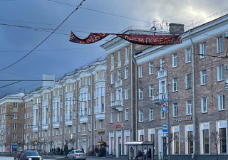 Поврежденное ветром оформление к 9 Мая в Петрозаводске.