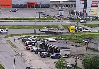 грузовик на газоне