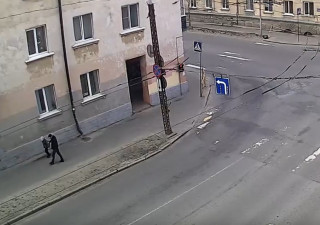 пристал к ребенку