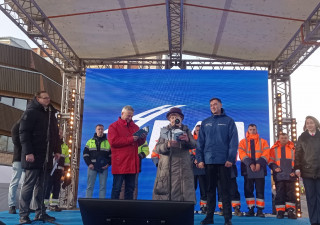подарок на открытии моста