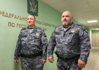 Приставы спасли водителя