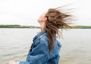 Девушка на ветру