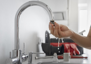 Женщина и водопроводный кран.