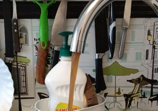 темная вода течет из крана