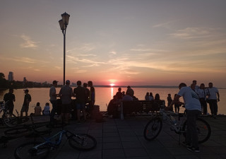 закат на набережной