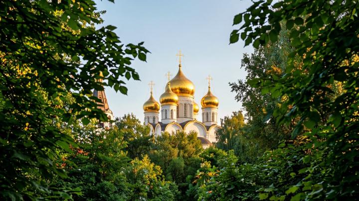 Православный храм, утопающий в зелени
