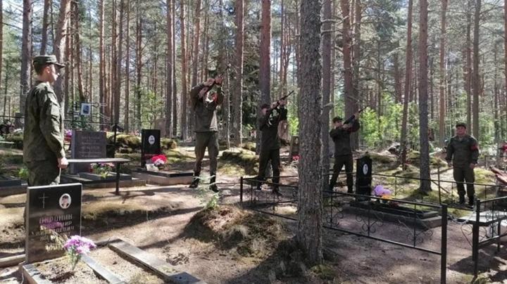 почетный караул у могилы