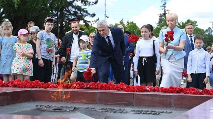 Глава Карелии у вечного огня