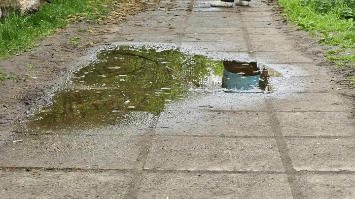Лужа на пешеходной дорожке