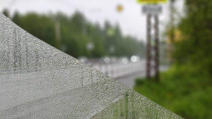 Стекло в дождливую погоду