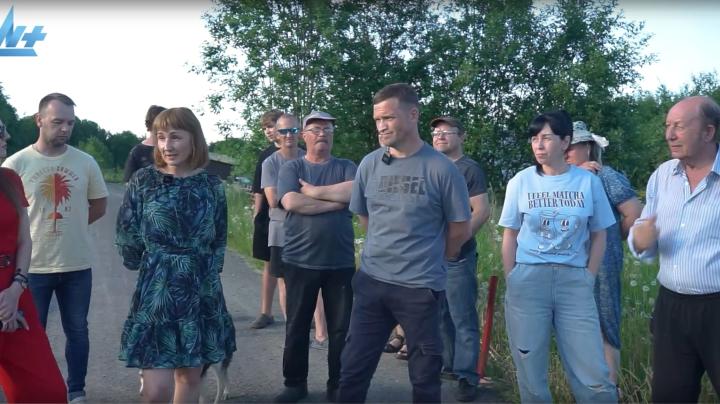 Люди борются за дорогие