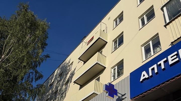 Дом, из которого бросают водяные бомбочки