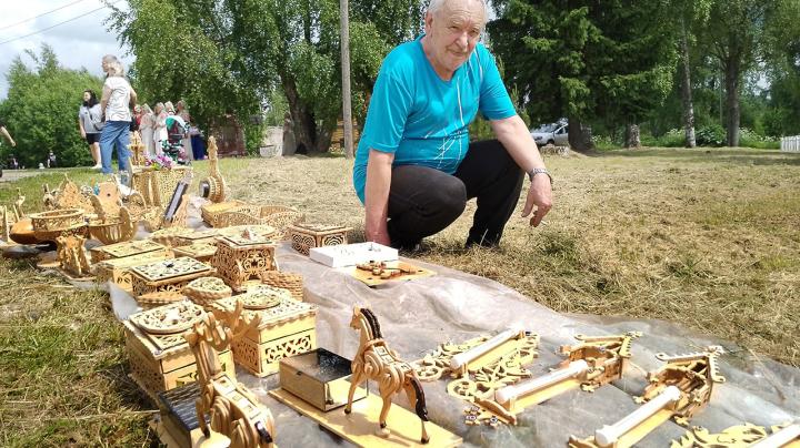Мастер резьбы по дереву и его работы