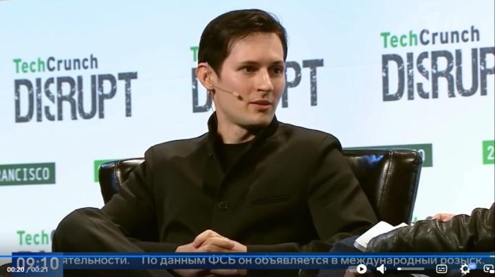 Дуров что-то говорит на каком-то мероприятии