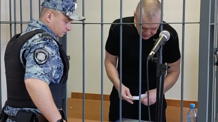 Владимир Любарский в камере суда что-то читает